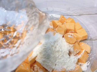 4、红薯饼,加入适量清水，搅拌均匀