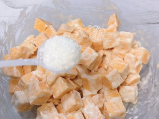 5、红薯饼,我喜欢甜一些，就加了一勺白砂糖。红薯本来就自带调味，不喜欢太甜的，可以不加砂糖，看自己喜好添加。