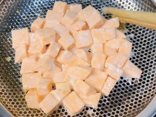 7、红薯饼,我习惯用漏勺来炸，在漏勺中铺平，用筷子给它们疏疏，靠紧一点，这样炸出来不会散掉。