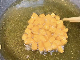 8、红薯饼,红薯炸得基本熟了，底部全都粘在一起，就可以给它取下来了。