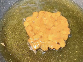 9、红薯饼,翻面再稍微炸一会