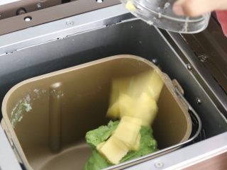 4、抹茶空心麻薯,10分钟后加入黄油，再次启动揉面程序10分钟！