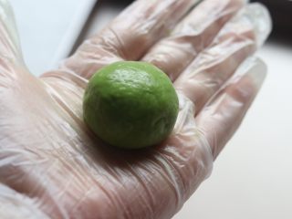 6、抹茶空心麻薯,揉出的麻薯面团光滑！「麻薯面团比较粘手推荐用一次性手套，简直太好用了！不粘手！轻松搓出团子」