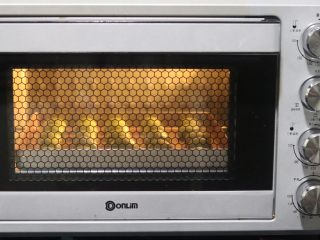 9、抹茶空心麻薯,注意观察上色，抹茶是很容易烤过度的！