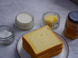 1、香酥面包片——秒杀面包店的面包片配方,材料大集合