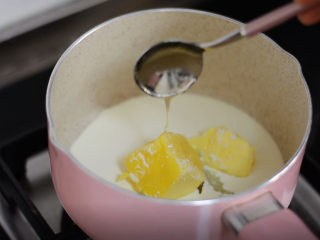 3、香酥面包片——秒杀面包店的面包片配方,所有材料倒入锅中，小火加热至融化。