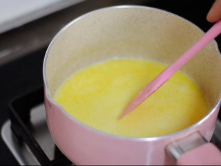 4、香酥面包片——秒杀面包店的面包片配方,小火搅拌至融化