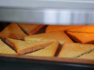 6、香酥面包片——秒杀面包店的面包片配方,烤箱180度预热，180度烤20分钟。