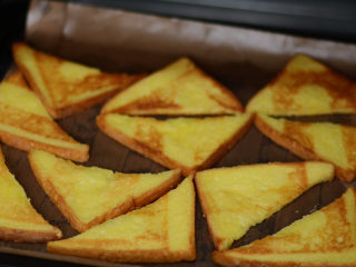 7、香酥面包片——秒杀面包店的面包片配方,翻面，再烤6-8分钟。