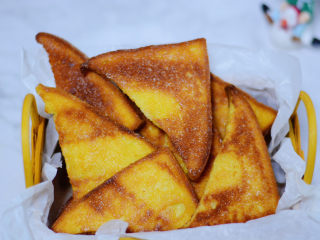 8、香酥面包片——秒杀面包店的面包片配方,出炉，表面撒少量细砂糖