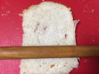 1、黄金吐司卷,准备好四片吐司，我是自己做的，大家也可以买现成的，吐司厚的话要用擀面杖擀薄。