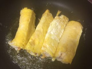 8、黄金吐司卷,不断翻面。