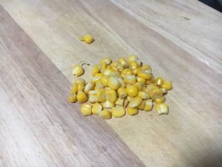 3、吐司披萨盏,玉米粒煮熟，沥干水分备用。