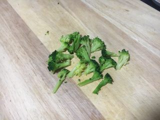 4、吐司披萨盏,西兰花撕成小朵，焯水后沥干水分备用。