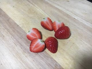 5、吐司披萨盏,草莓对半切开备用。