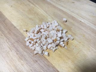 6、吐司披萨盏,鸡肉火腿切成碎粒状备用。