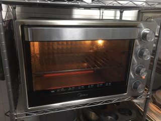 13、吐司披萨盏,烤箱上下管加热200度，提前预热5分钟。