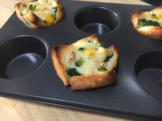 15、吐司披萨盏,吐司披萨盏看好了，戴上棉手套，将烤盘端出来。