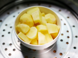 2、超可爱的笑脸土豆饼,土豆去皮切块蒸熟。