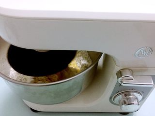 2、最爱面包+椰蓉酱面包,先用一档慢速和面一分钟再转三档快速和面，直到机器自动停止。（共15分钟）