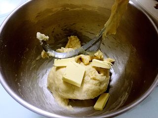 3、最爱面包+椰蓉酱面包,加入黄油，继续再开两次和面程序，共和面二次（共30分钟）