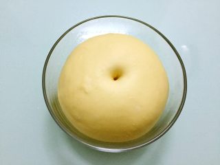 6、最爱面包+椰蓉酱面包,手指沾水或面粉戳一小洞，不反弹不回缩即发酵成功