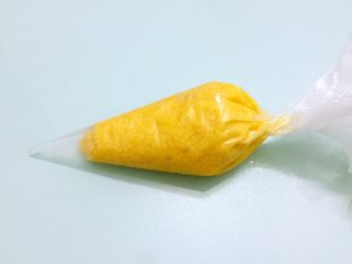 11、最爱面包+椰蓉酱面包,装入裱花袋中备用