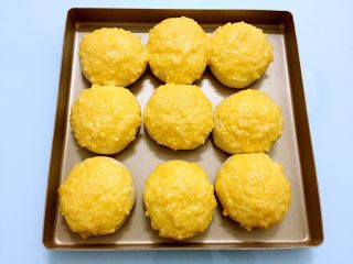 13、最爱面包+椰蓉酱面包,把椰蓉酱挤在面包胚表面