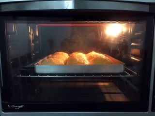 14、最爱面包+椰蓉酱面包,放入预热好的烤箱，上火120度，下火150度，中层20分钟（上色满意加盖锡纸）