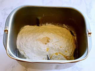 2、早餐+毛毛虫蜜豆面包,将水、鸡蛋、白糖、盐、高筋面粉、酵母、玉米油依次放入面包桶内（盐和白糖要对角放，水可以换成牛奶，鸡蛋不要都放进去，留出一勺，刷表面用）