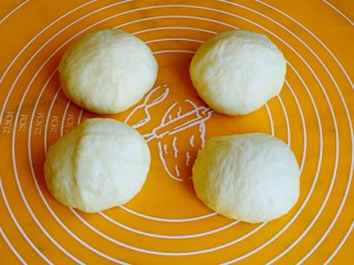 5、早餐+毛毛虫蜜豆面包,取出揉匀，平均分成四个小面团，盖保鲜膜，醒5分钟