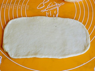 6、早餐+毛毛虫蜜豆面包,擀成长方形