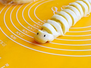 11、早餐+毛毛虫蜜豆面包,在一头放两粒黑芝麻，当毛毛虫的眼睛