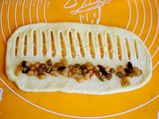 8、早餐+毛毛虫蜜豆面包,另一侧，用刀划一厘米宽，不要划断