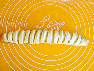 10、早餐+毛毛虫蜜豆面包,全部卷好