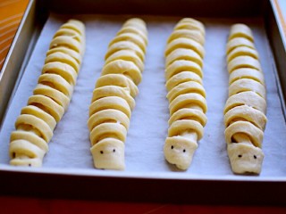 12、早餐+毛毛虫蜜豆面包,放在烤盘上