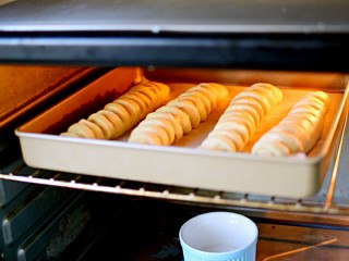 13、早餐+毛毛虫蜜豆面包,放烤箱进行二次发酵25分钟，烤箱底部放一碗热水