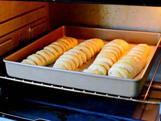 15、早餐+毛毛虫蜜豆面包,放烤箱中层，180度，上下火烤18分钟左右，表面金黄即可