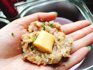 10、吃到停不下来的芝心虾饼,chaedar放入虾饼中间