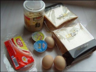 1、火腿肉松三明治,准备好所有需要的食材；