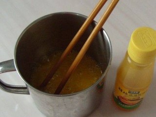 3、火腿肉松三明治,鸡蛋液加入盐，胡椒粉，准备好；