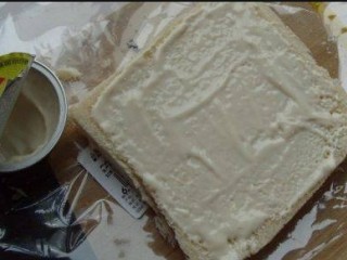 7、火腿肉松三明治,取一片面包，涂上奶酪；