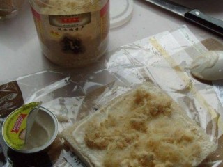 8、火腿肉松三明治,在面包上面再放入肉松；