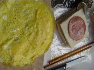 9、火腿肉松三明治,再放入一片面包，一片火腿；