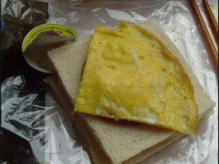 10、火腿肉松三明治,再放入一块鸡蛋饼；