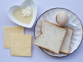 1、脆底芝士蜂蜜吐司,准备食材：吐司2片，芝士2片，蜂蜜20g，沙拉酱25g，蛋黄1个。