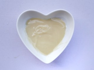 2、脆底芝士蜂蜜吐司,蜂蜜和沙拉酱拌匀。