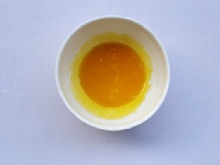 3、脆底芝士蜂蜜吐司,鸡蛋分离出蛋黄。