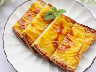 10、脆底芝士蜂蜜吐司,切开。