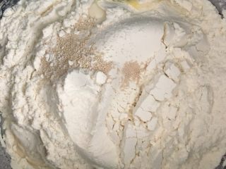 2、椰蓉面包,筛入面粉，放入发酵粉开启和面程序